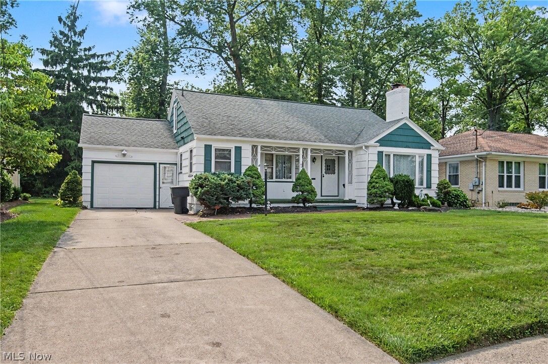 Property Photo: 631 Adelaide Avenue NE OH 44483
