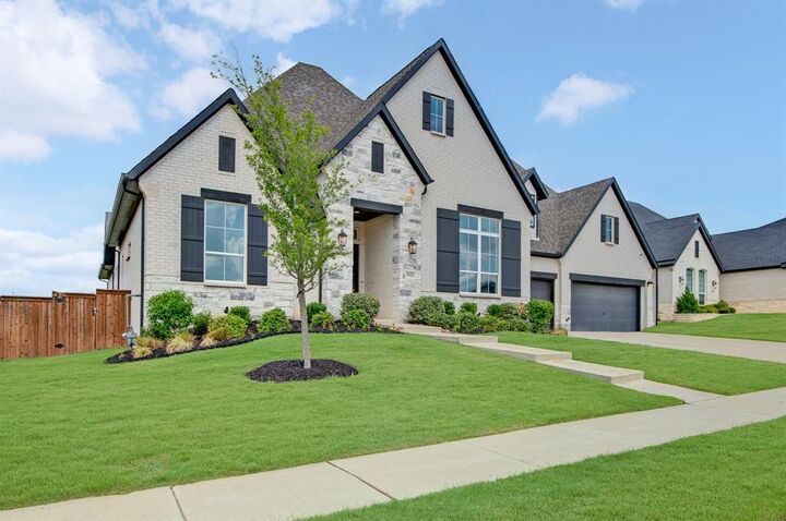 Property Photo: 1925 Lotus Court TX 76052