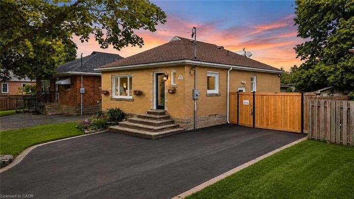 Property Photo:  