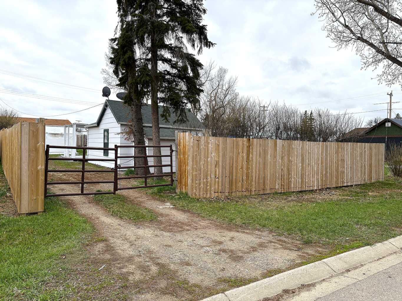 Property Photo:  220 Armstrong Street  AB T0L 0N0 