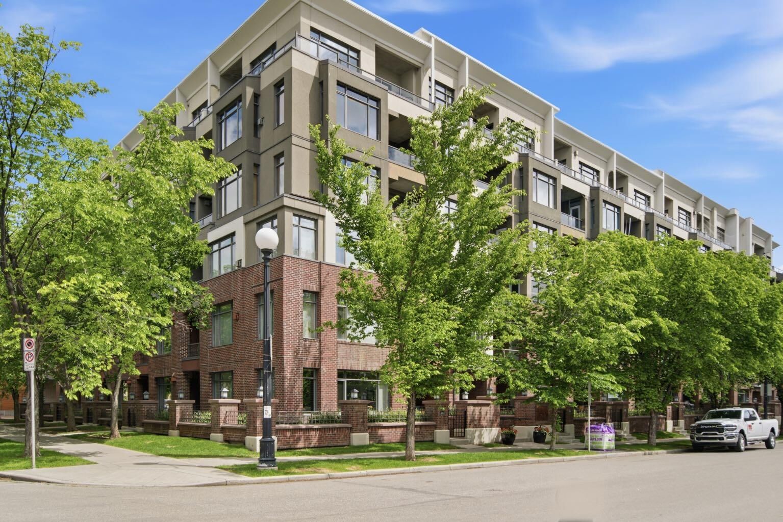 Property Photo: 930 Centre Avenue NE 438 AB T2E 9C8