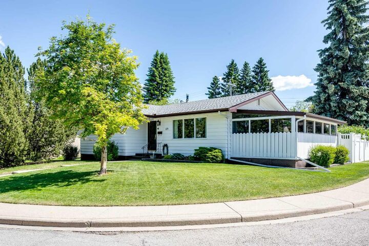 Property Photo: 723 Seattle Drive SW AB T2W 0M8