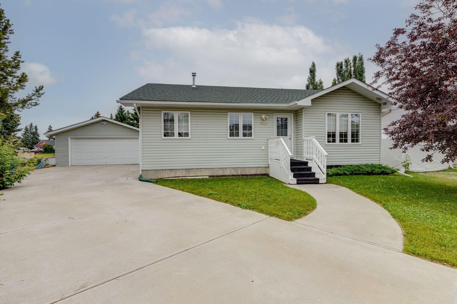 Property Photo:  1521 Mary Place  AB T0M 0W0 