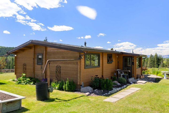 Property Photo: 54131 Township Road 263 AB T4C 1A8