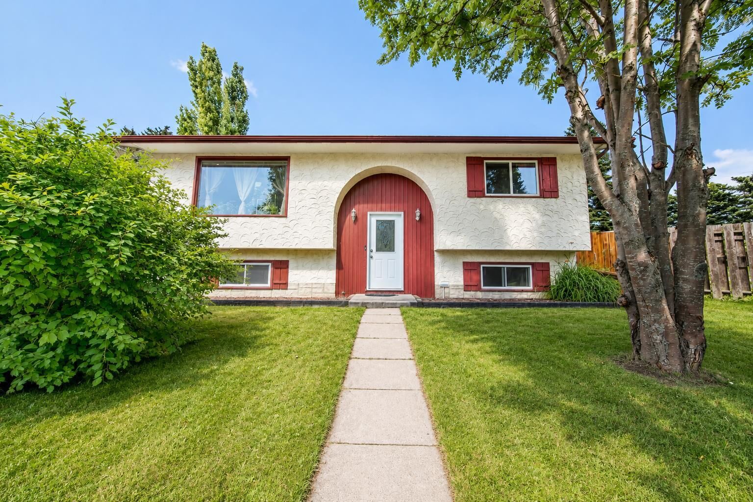 Property Photo: 5035 58 Street Close AB T4T 1G5