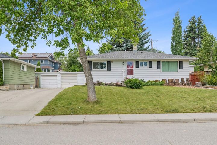 Property Photo:  27 Heston Street NW  AB T2K 2C3 