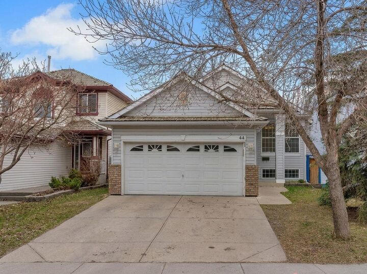 Property Photo:  44 Douglas Glen Crescent  AB T2Z 3M6 