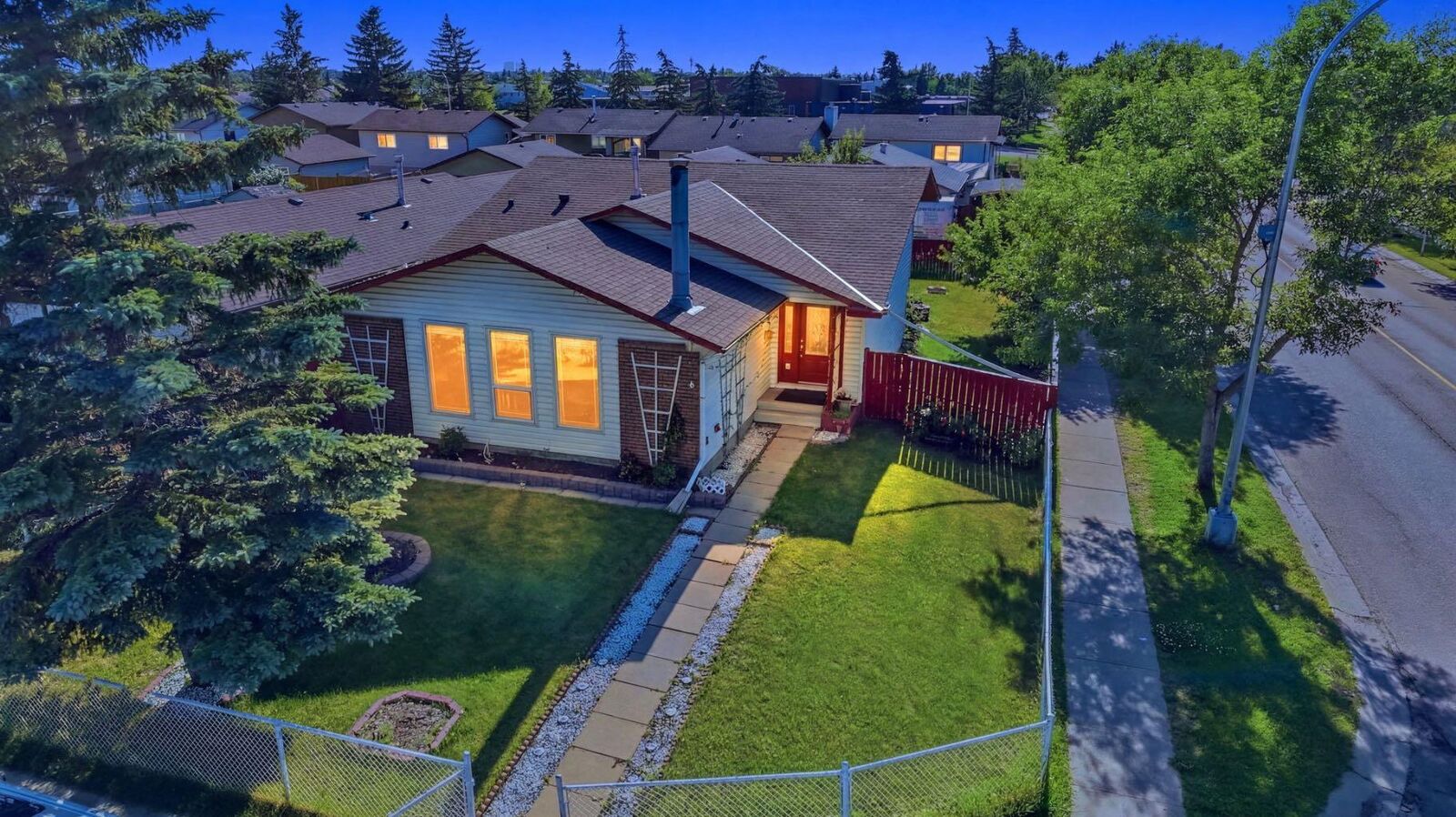 Property Photo:  4 Fallswater Road NE  AB T3J 1B1 