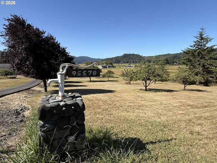 Property Photo: 95570 N Bank Rogue River Rd OR 97444