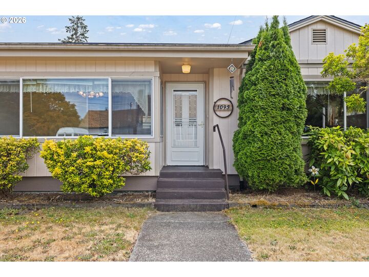 Property Photo: 1095 W 11th St OR 97423