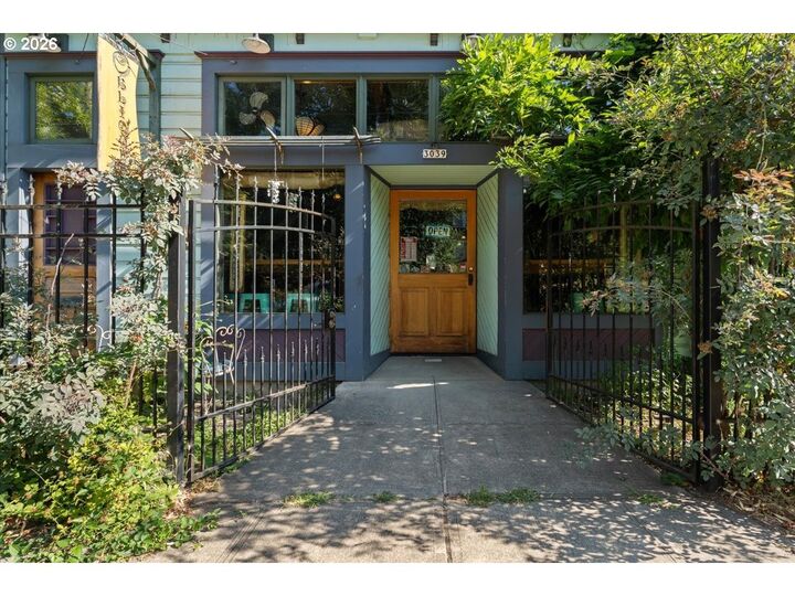 Property Photo: 3039 SE Stark St OR 97214