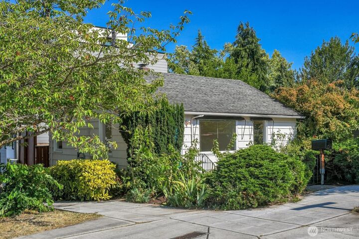 Property Photo:  9118  Linden Avenue N  WA 98103 