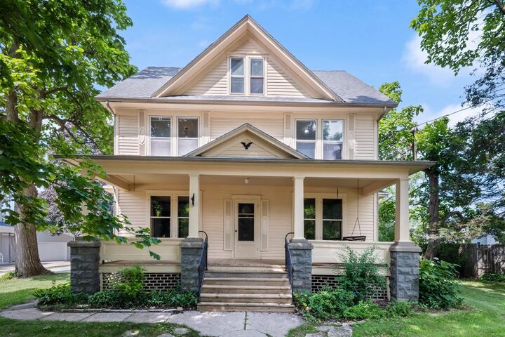 Property Photo:  810 S Grove Street  WI 54971 