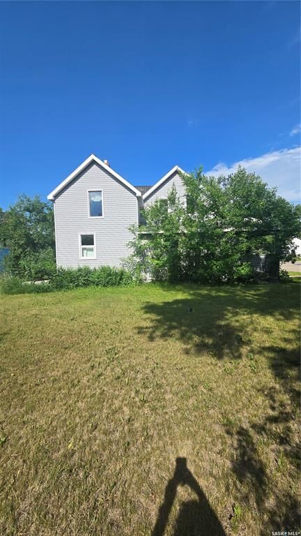 Property Photo:  816 Pacific Avenue  SK S0C 0S0 