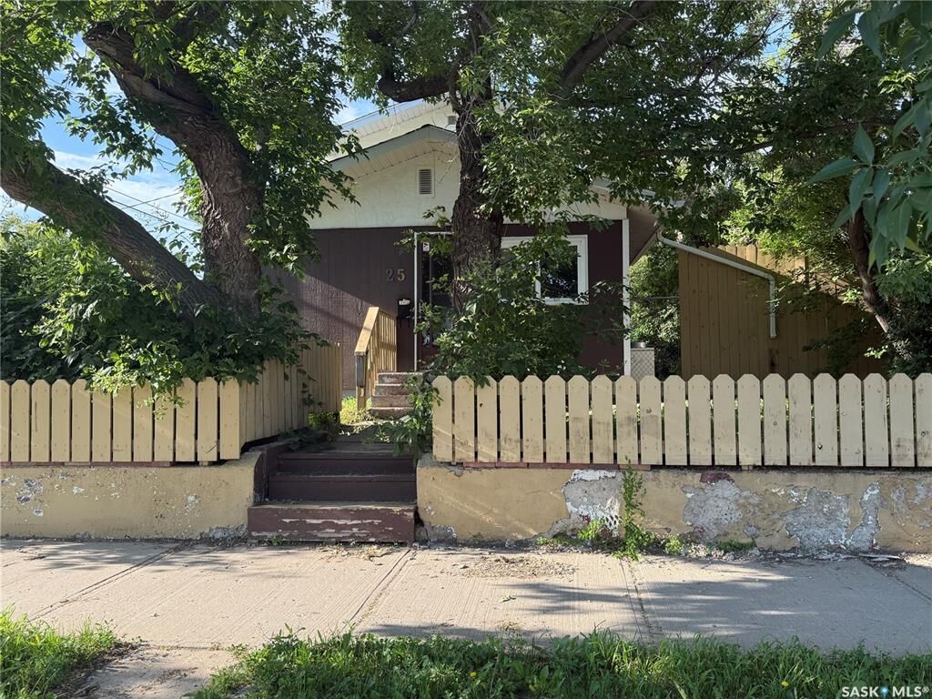 Property Photo:  25 Home Street W  SK S6H 4X2 