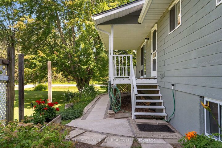 Property Photo:  957 7th Line  ON L9S 4G2 