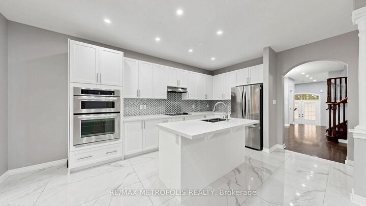 Property Photo: 138 Yakefarm Boulevard ON L4A 0R8