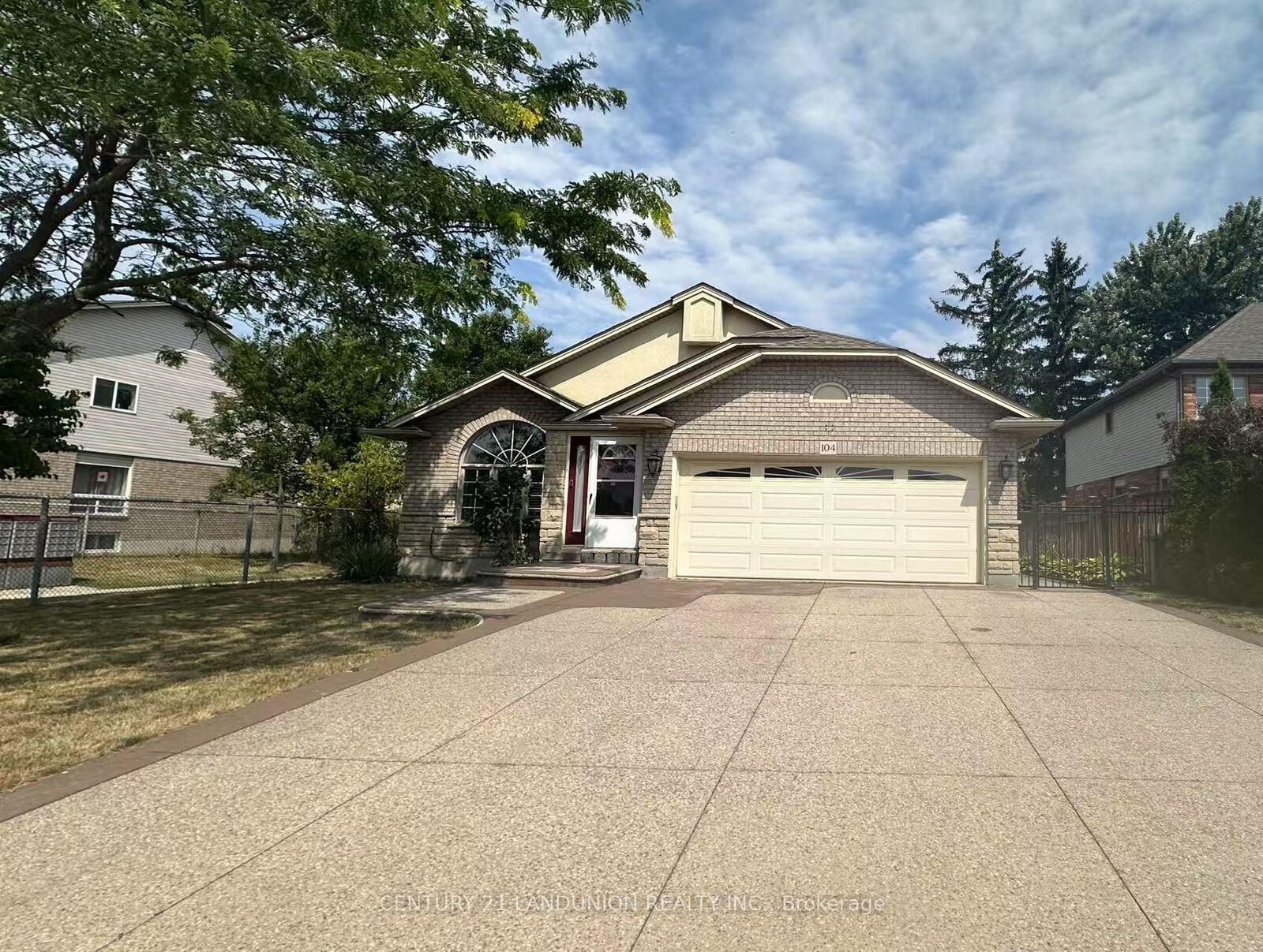 Photo de la propriété: 104 Hepburn Crescent ON L9C 7S5