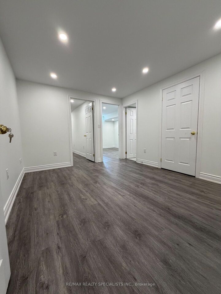 Property Photo: 5190 Nestling Grove Lower ON L5M 0L2