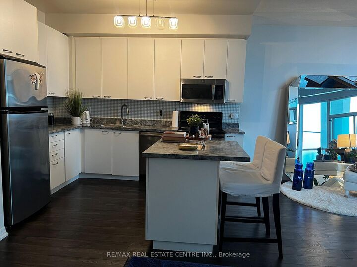 Property Photo:  3939 Duke Of York Boulevard 913  ON L5B 4N2 