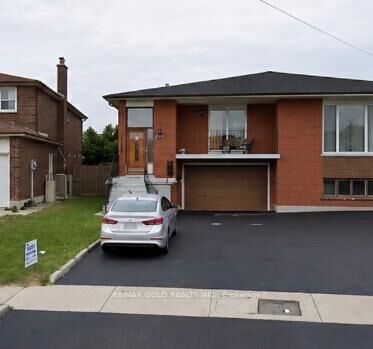 Property Photo: 7463 Sigsbee Drive ON L4T 3S5
