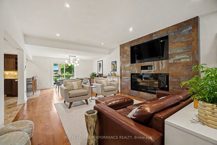 Property Photo:  2061 Cabot Street  ON K1H 6J7 