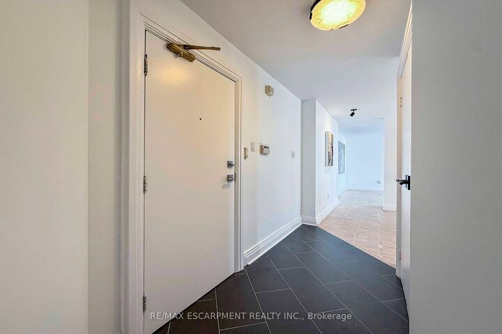 Property Photo: 3650 Kaneff Crescent 2804 ON L5A 4A1