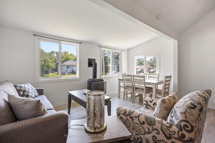 Photo de la propriété:  194 Beach Road  ON L4P 2L9 