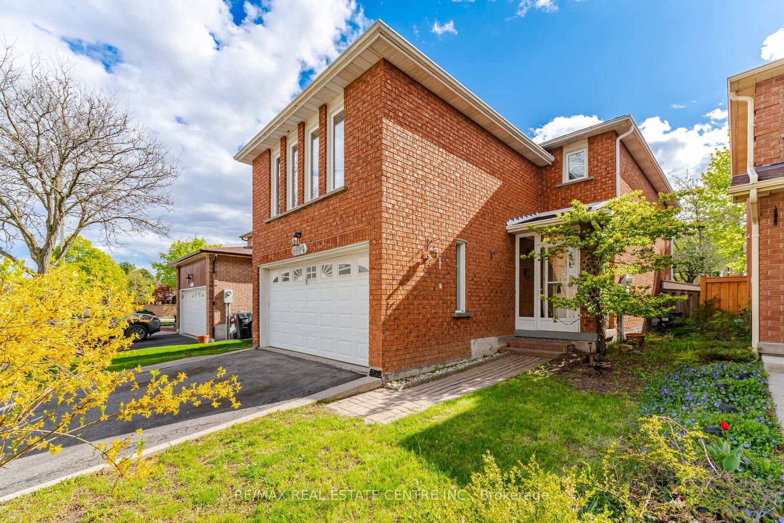 Property Photo: 6884 Edenwood Drive ON L5N 4V6