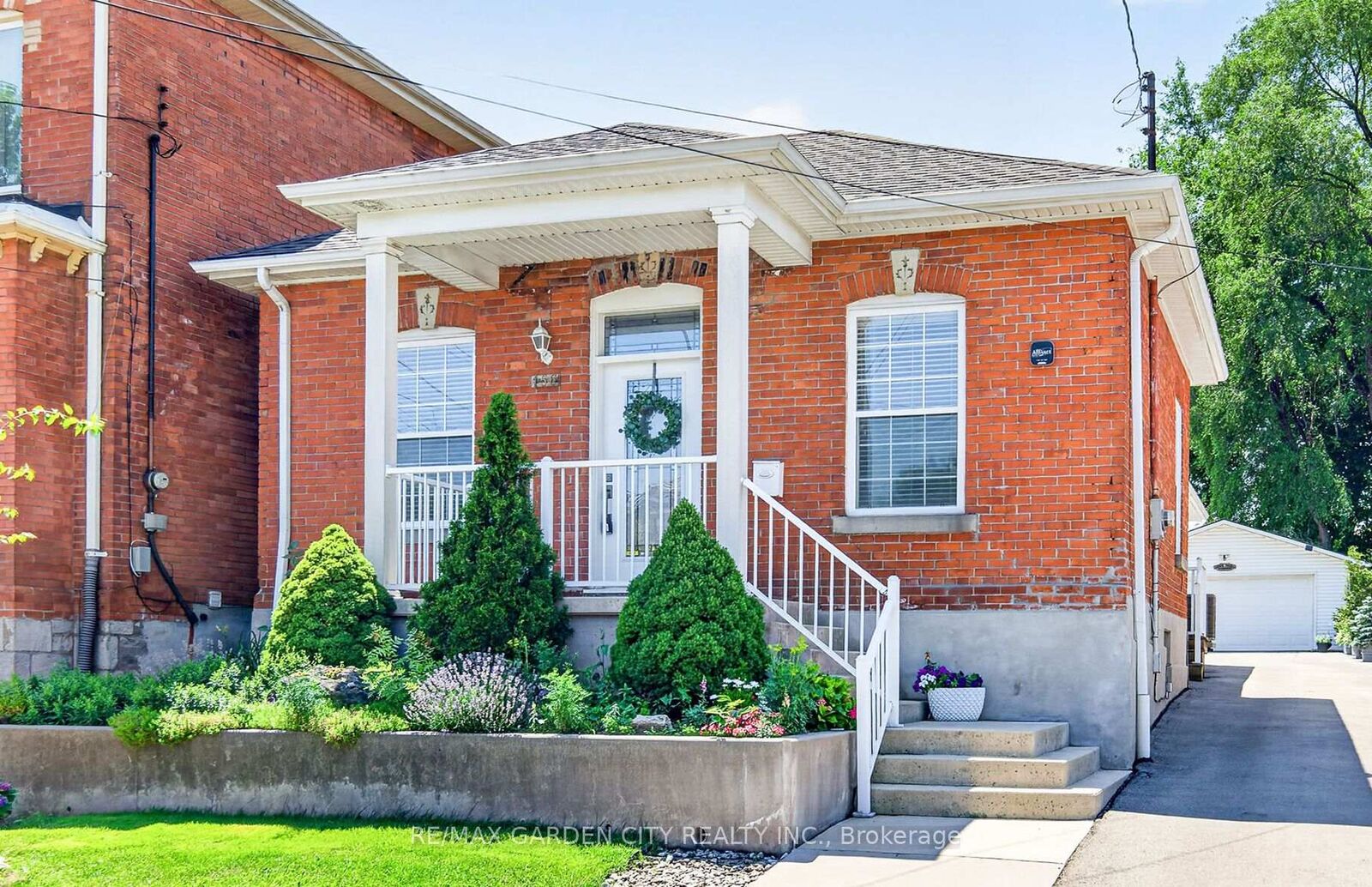 Property Photo: 156 Simcoe Street E ON L8L 3N8