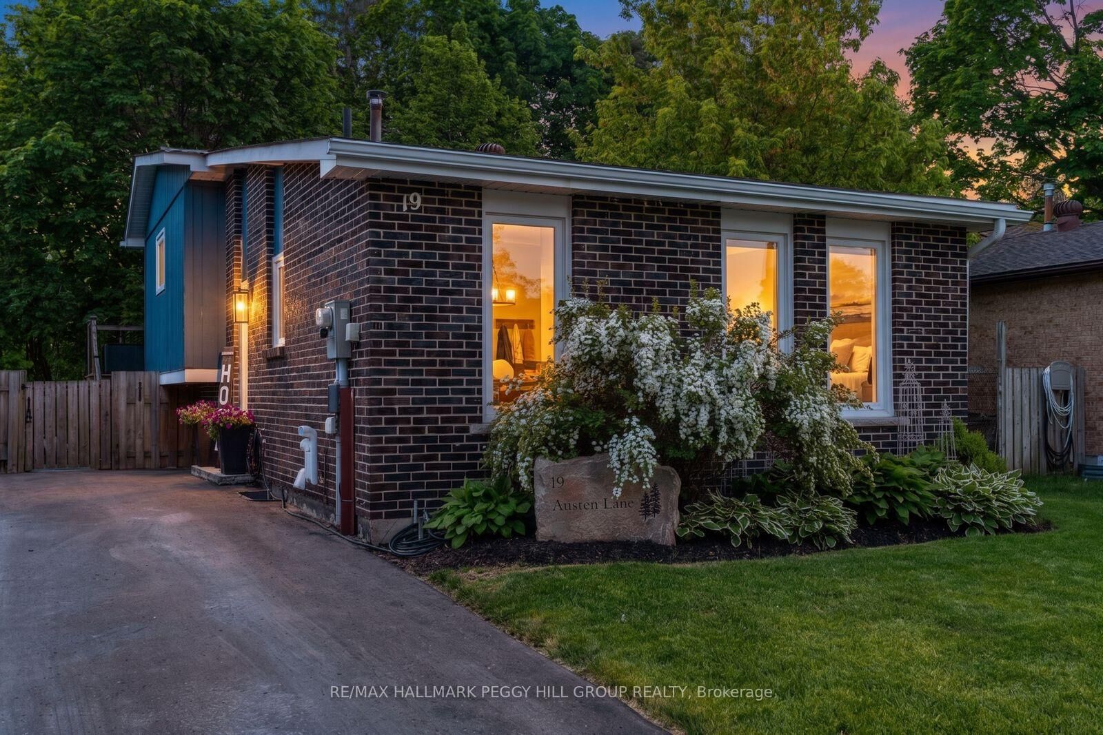 Property Photo:  19 Austen Lane  ON L4N 4V4 