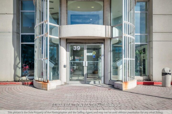 Property Photo: 39 Kimbercroft Court 105 ON M1S 5B5