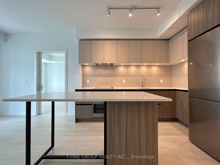 Property Photo: 7950 Bathurst Street 802 ON L4J 0B8