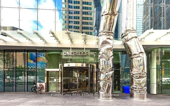 Property Photo:  1 Bloor Street E 5210  ON M4W 0A8 