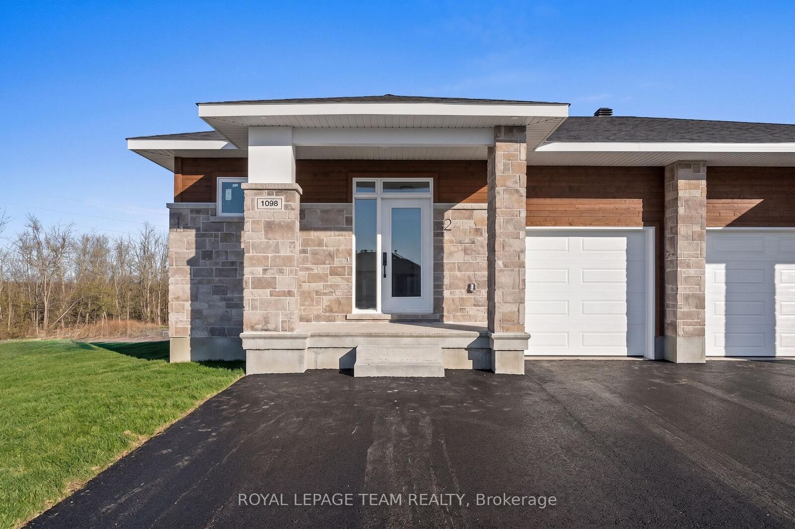 Property Photo:  1132 Moore Street 1  ON K6V 0H2 