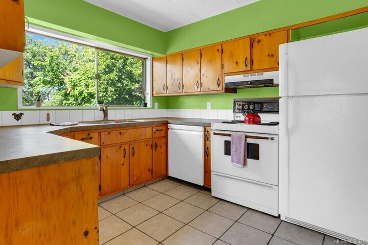 Property Photo: 1746 Meredith Rd BC V9S 2M4