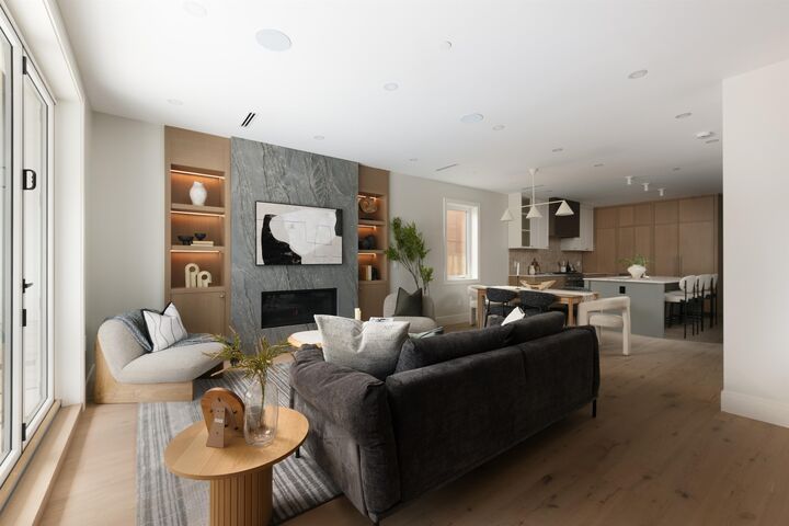 Property Photo: 242 E 20th Avenue 2 BC V5V 1M1