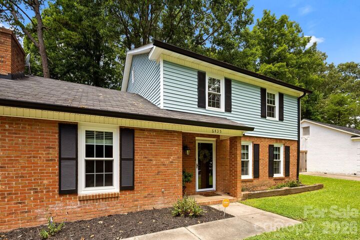 Property Photo: 6435 Bridlewood Lane NC 28215