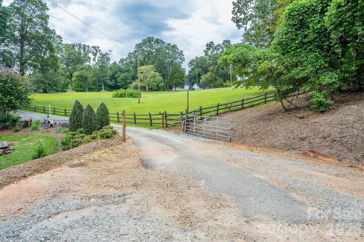 Property Photo: 1147 Whispering Winds Drive NC 28609