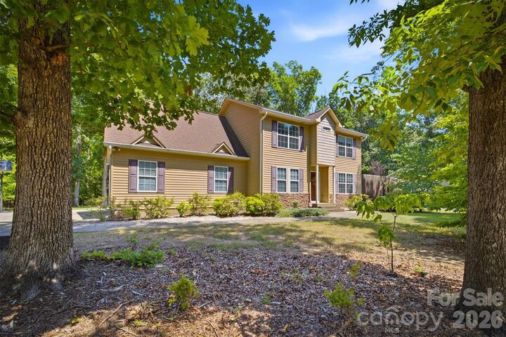 Property Photo:  802 White Oaks Circle  NC 28112 
