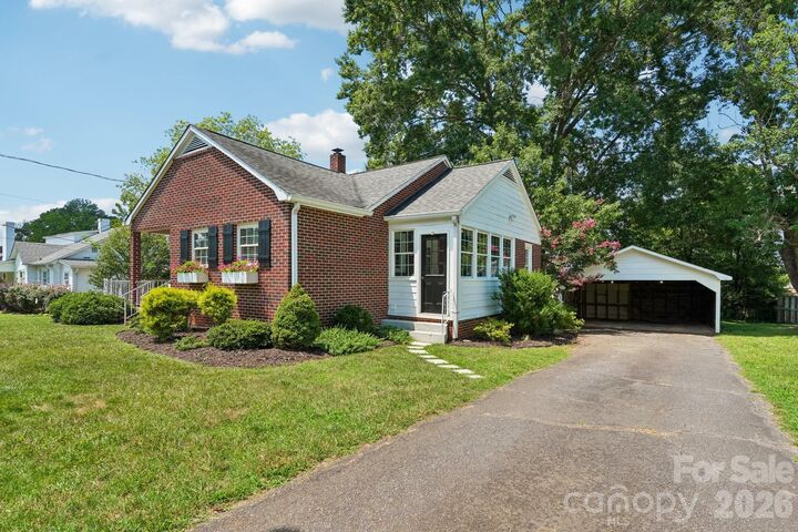 Property Photo: 1135 13th Avenue Avenue NC 28601