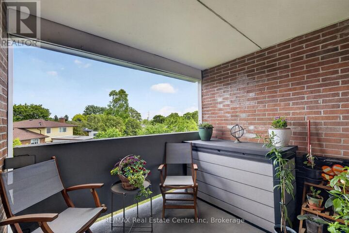 Property Photo: 65 Silvercreek Parkway North 401 ON N1H 7R9