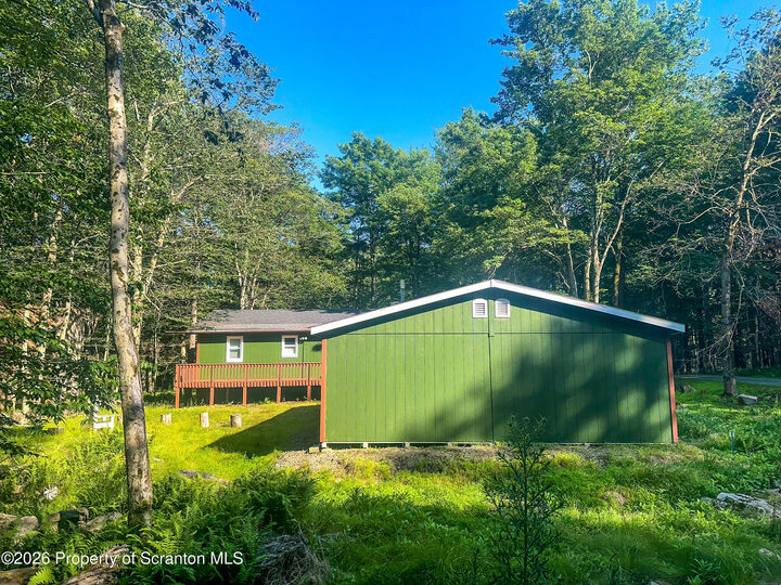 Property Photo:  1352 Fountain Drive  PA 18445 