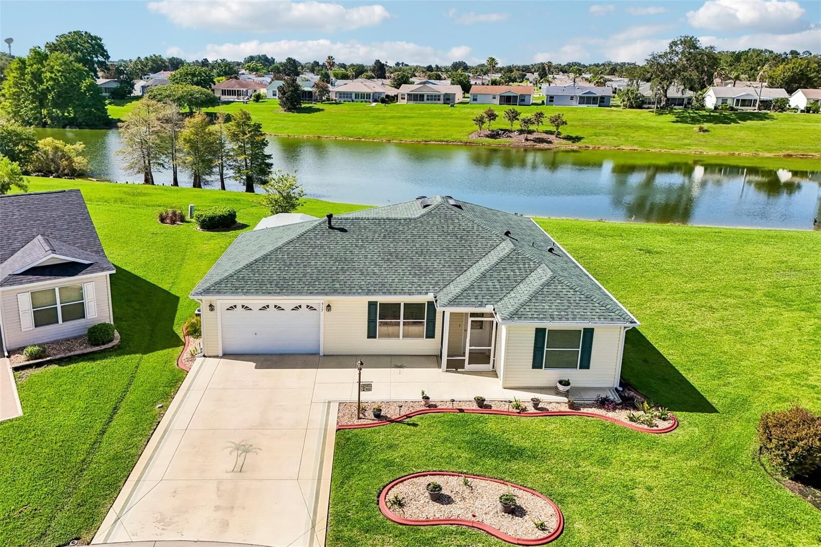 Property Photo: 917 Eastmont Court FL 32162