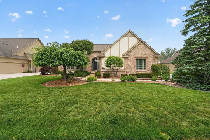 Property Photo:  4379 Chablis Drive  MI 48314 