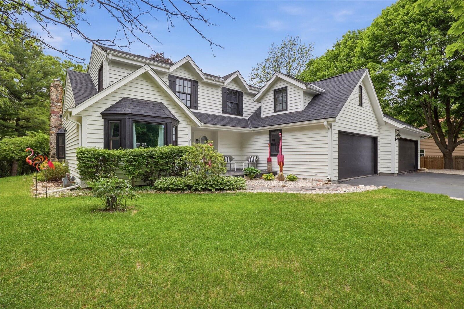Property Photo: 423 Bron Derw Ct WI 53183
