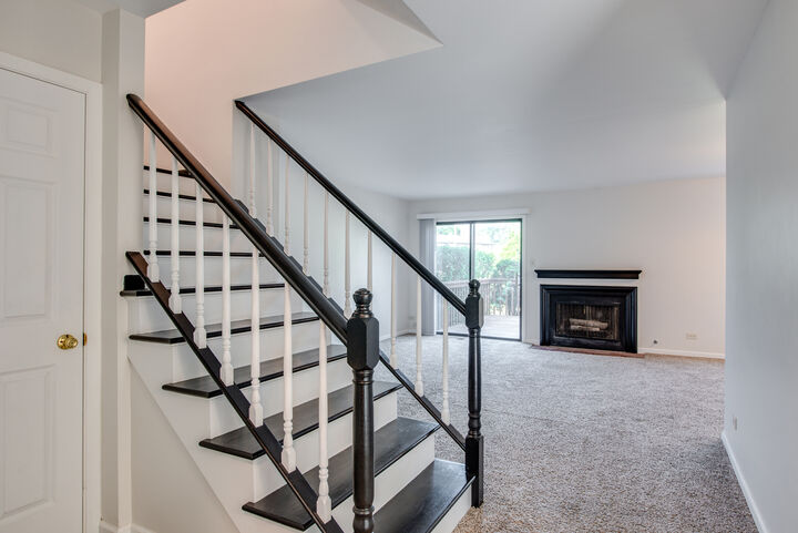 Property Photo:  889 Heatherbrook Court  IL 60189 