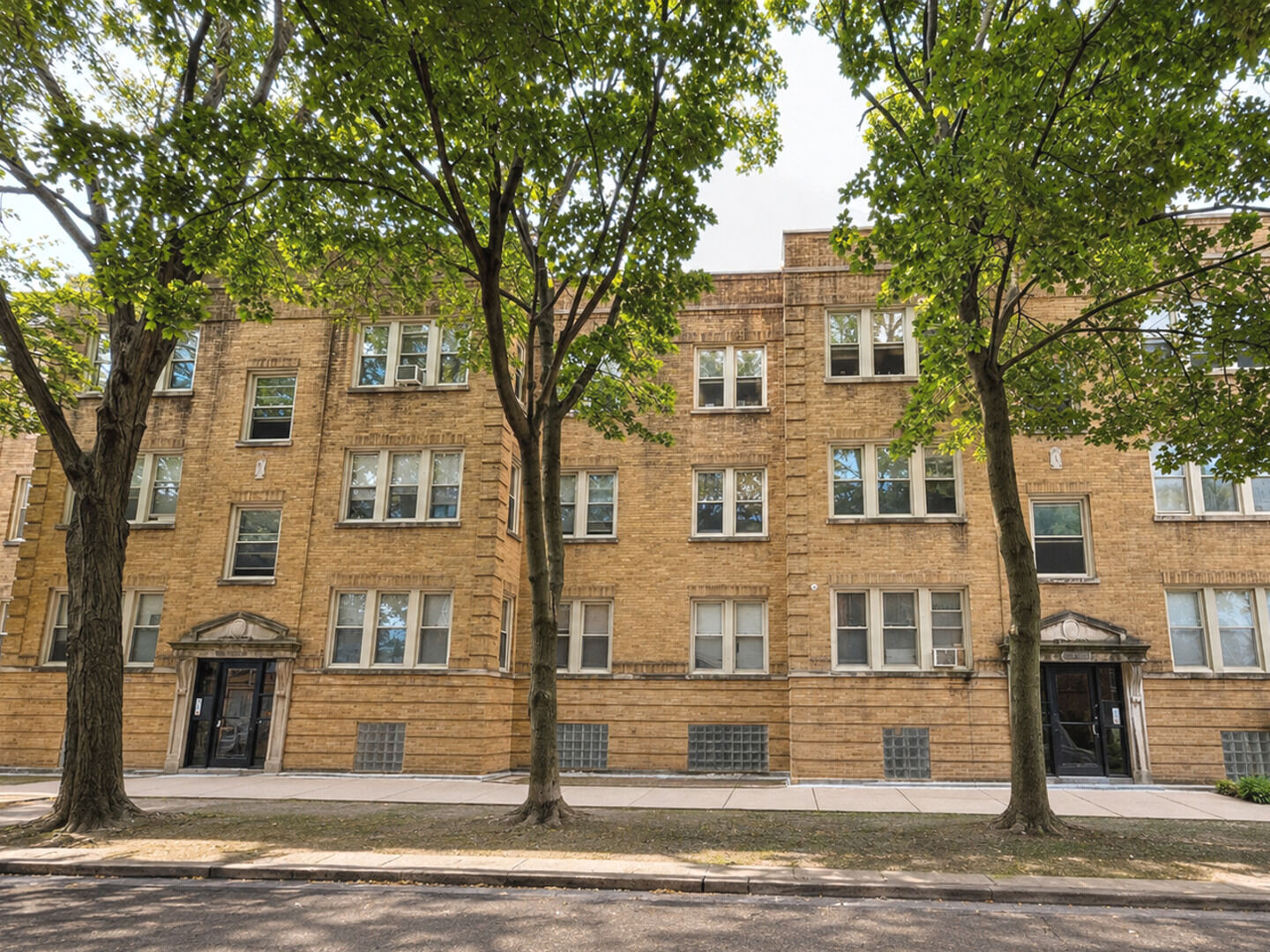 Property Photo: 3717 W Cullom Avenue 1 IL 60618
