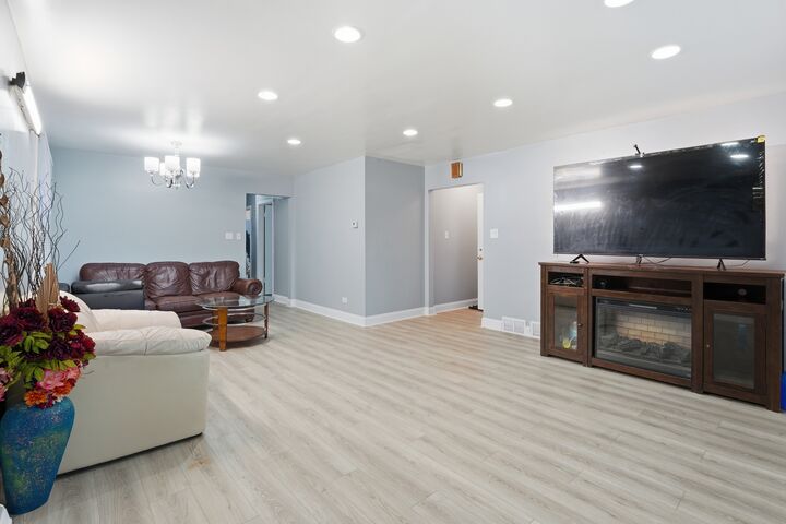 Property Photo: 2507 W Coyle Avenue IL 60645