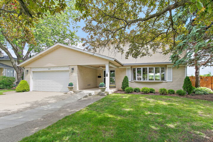 Property Photo:  2019 E Avon Lane  IL 60004 